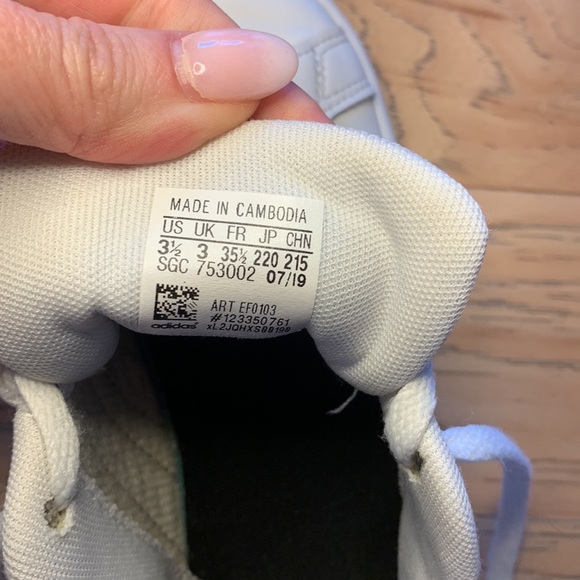 Adidas youth court size 3 1/2 - Picture 7 of 8